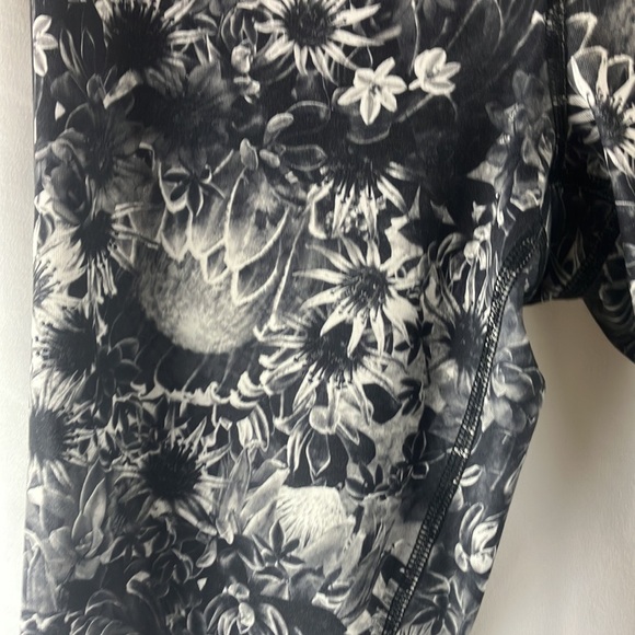 Lulu Lemon flowabunga floral cropped athletic leggings size 4 - Picture 3 of 9